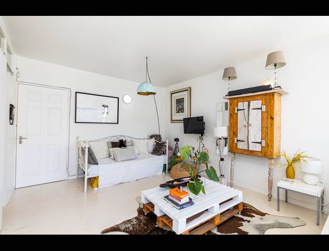 BEDROOM APARTMENT FOR SALE IN CAPE TOWN CITY CENTRE